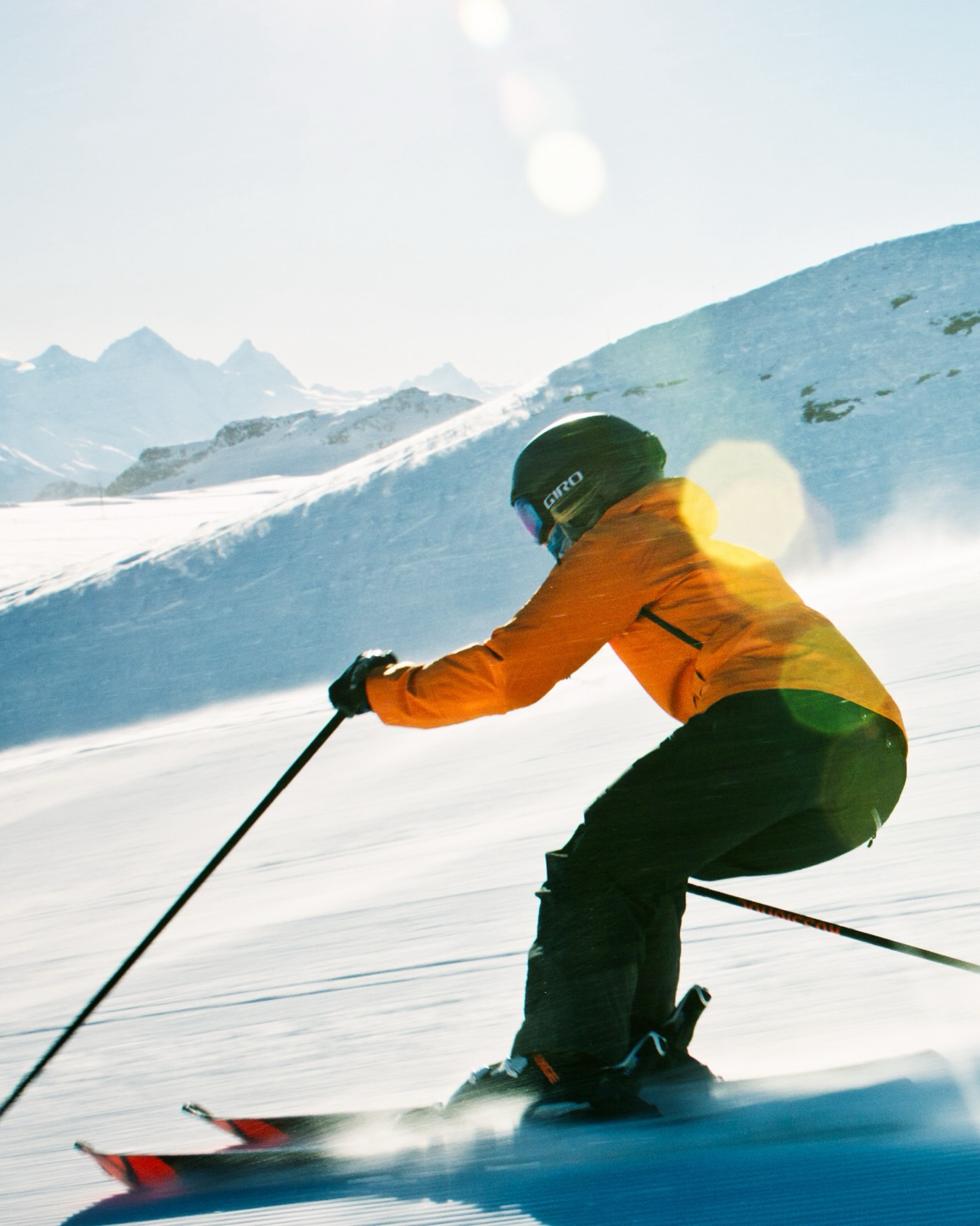 Un projet comme on les aime!
Des journées de shooting incroyables, et une vraie exigence côté image.
Tout a été tourné à la RED, principalement avec des optiques Leica R vintage des années 90 — un rendu organique, du caractère, et ces flares qu’on aime bien chez 5 Elements.

Un énorme merci à toute l’équipe qui a rendu ça possible :
@stephane__k @sven.burgi24 @vidalbuso 🎥
et à @jonathanviey / @krewproductions pour le travail en amont à la réalisation.

Merci aussi à @glacier3000.ch pour la confiance 🙏

#5ElementsProduction #Filmmaking #Outdoor #Cinematography #RED LeicaR
