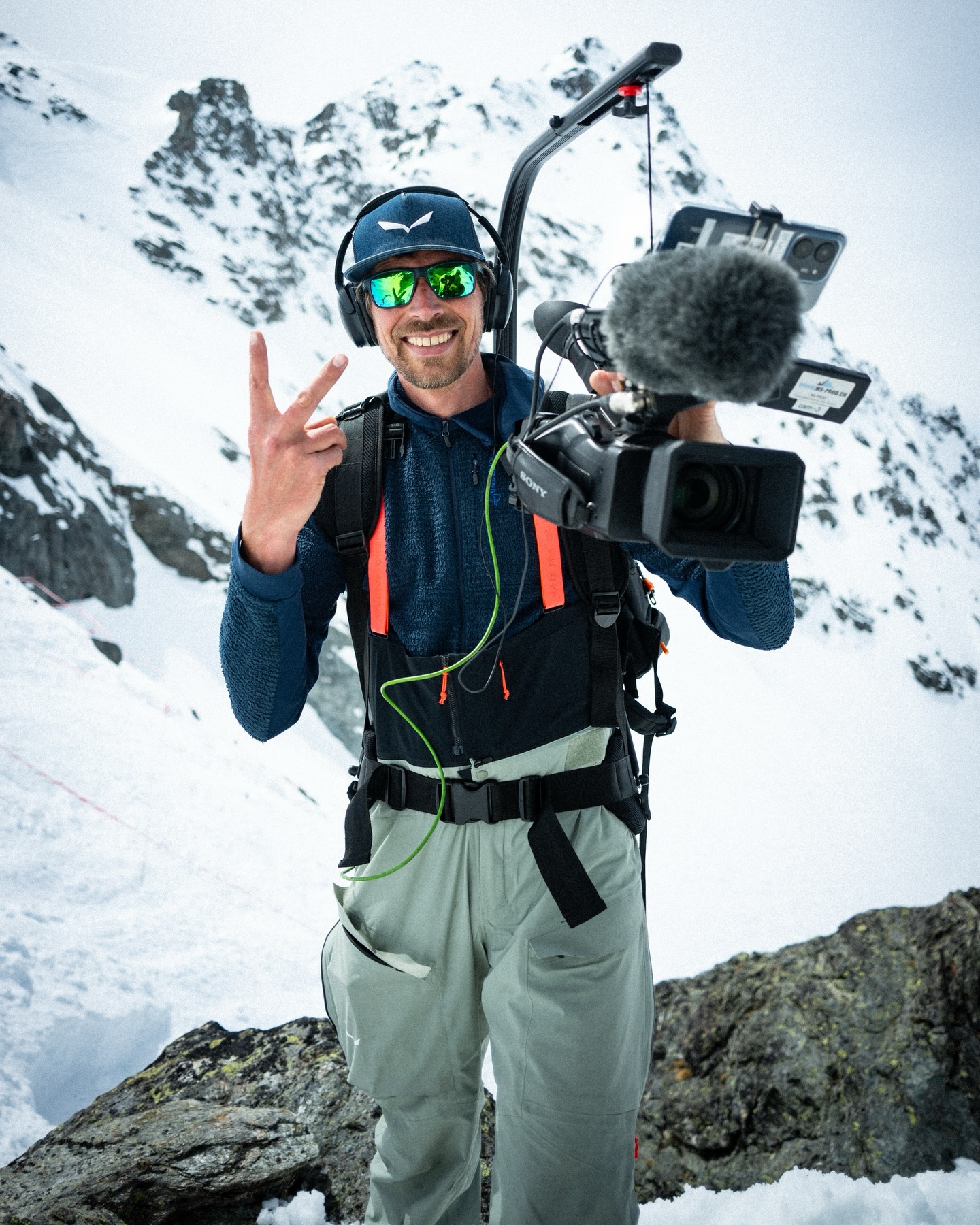 Deux jours en montagne, dans une ambiance incroyable, pour assurer les images du live de la @patrouilledesglaciers_official, diffusé sur @radiotelevisionsuisse, @canal9valais, @bluesport.ch et @latele.ch 

Un vrai plaisir de contribuer à cette course mythique de ski-alpinisme, entouré d’une équipe solide… et de bons copains. 

Prod: @latele.ch @msprod 

#PatrouilleDesGlaciers #Skimo #BehindTheScenes #LiveProduction #MountainLife

On remet ça dans deux ans 😉