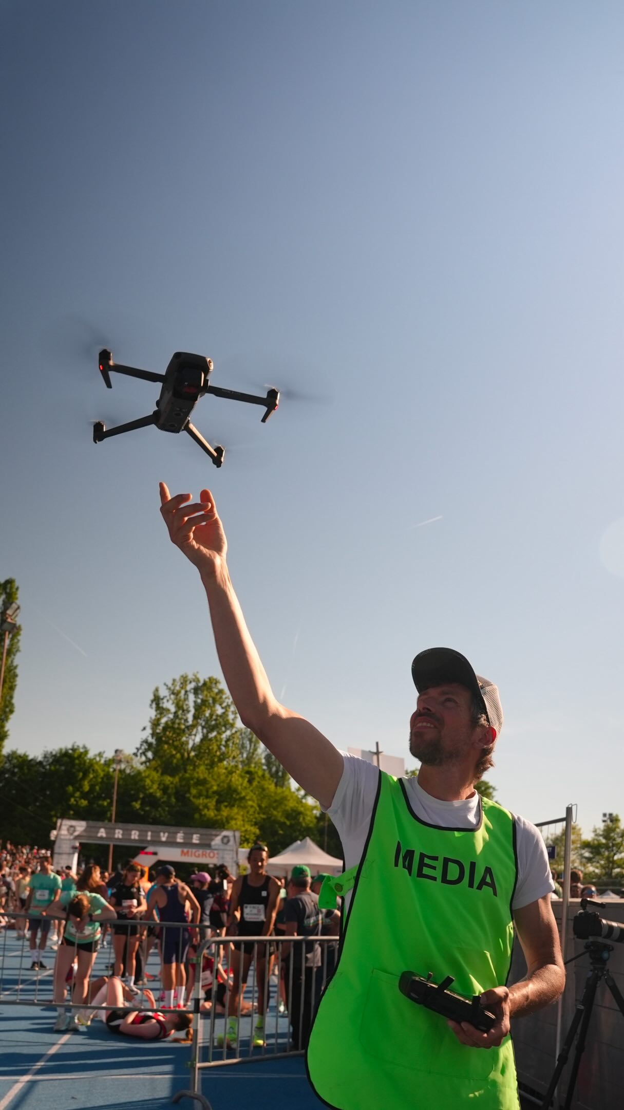 BTS des @20kmlausanne 🎥

Pas de dossard pour courir le weekend passé… mais 3 jours à fond pour l’equipe @krewproductions pour capturer un max d’action 💥
Aujourd’hui, les jambes s’en souviennent 😜

Prod & réal : @krewproductions / @jonathanviey
Caméra & montage : @jonathanviey @aurelie_m.g
Merci à @aleksbens pour les images BTS 🙌
 
Filmé au @nikoneurope ZR et @djiglobal mavic 3 pro cine
———
 
BTS of the @20kmlausanne 🎥

No race bib for the 20 km of Lausanne this weekend… but we still went all in for 3 days to capture the action 💥
And today, the legs definitely remember 😜

Shoot on @nikoneurope ZR ans @dji Mavic 3 pro cine

Prod & dir: @krewproductions / @jonathanviey
Camera & editing: @jonathanviey @aurelie_m.g
Thanks to @aleksbens for the BTS shots 🙌

#20kmLausanne #BehindTheScenes #DroneShot #filmmakinglife