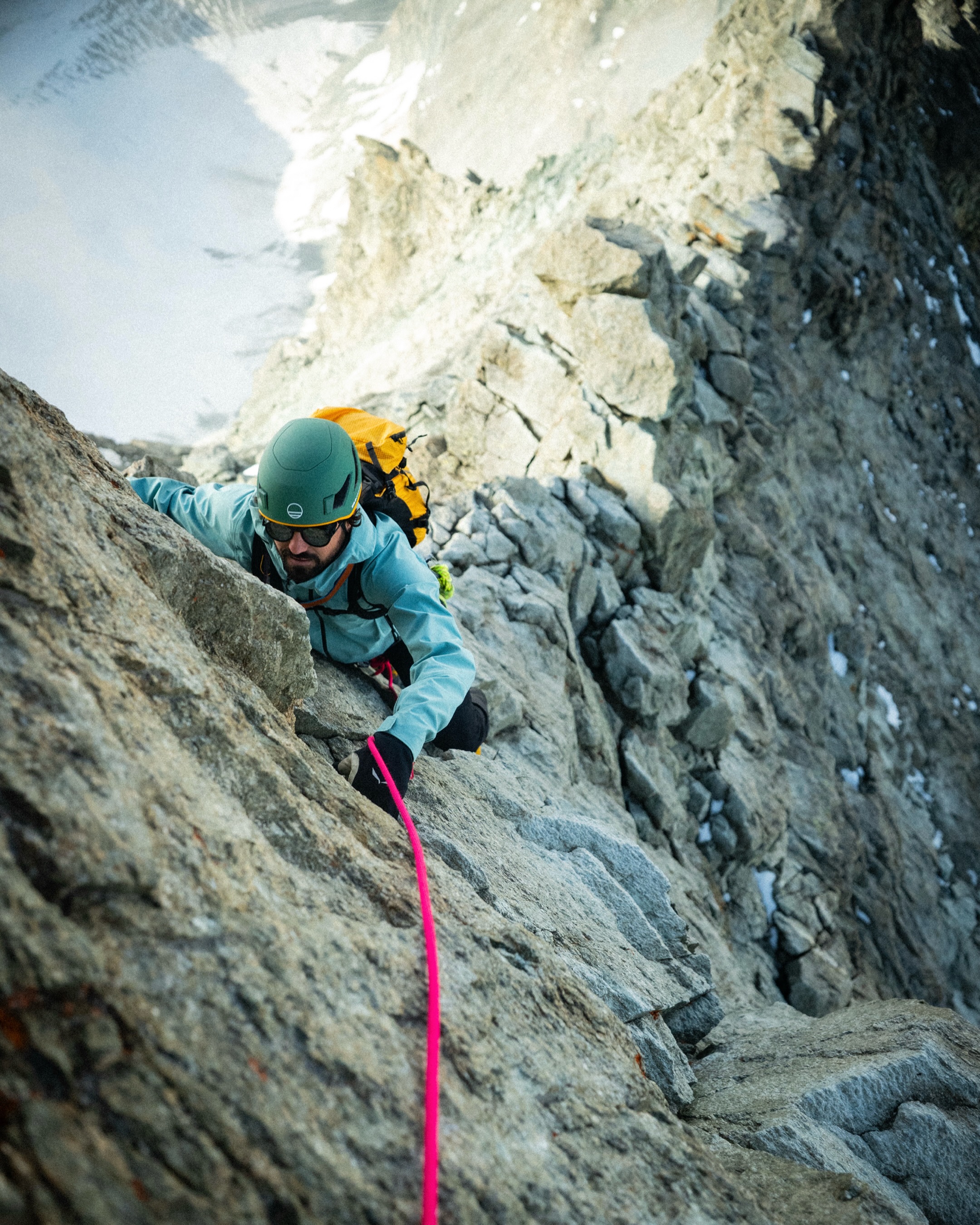 C’est parti pour 21 jours de shooting en montagne avec @four_matth collègue, pote, et compagnon de galère pour ce trip qui s’annonce bien costaud 🎥⛰️

Premier objectif validé : la Dent Blanche, 4’357 m ✅

On tourne un projet pour la RTS : 8 épisodes pour l’émission Paju, le traversée de la Couronne Impériale autour de Zinal.

Au programme : 5 sommets de plus de 4’000 mètres — Dent Blanche, Obergabelhorn, Zinalrothorn, Weisshorn et Bishorn — pas mal de kilomètres d’arêtes, quelques réveils très matinaux, et des giga de rushes… et surtout des moments incroyables avec des gens exceptionnels! 

La suite va être intense, belle, sauvage, et probablement un peu fatigante aussi.

Mais clairement, on est là pour ça 🔥

#5elementsproduction #RTS #Paju #CouronneImpériale #Zinal DentBlanche MountainFilm OutdoorFilmmaking Alps SwissAlps BehindTheScenes