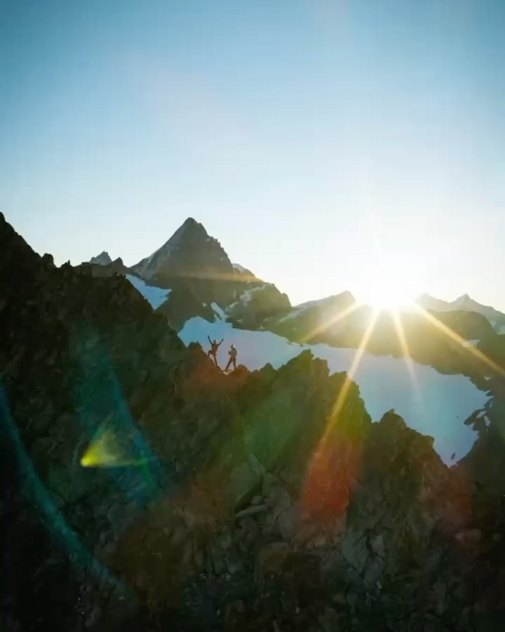 Aujourd’hui, la Couronne Impériale nous a emmenés sur la Pointe de Zinal, un sommet perché entre la Dent Blanche et l’Obergabelhorn.

Une belle journée en altitude, avec tout ce que ça demande d’énergie, de concentration, de technique alpine… et de technique vidéo.

Filmer dans ces conditions, c’est un vrai exercice d’équilibre : avancer vite, se placer au bon endroit, sortir la caméra ou le drone quand le terrain le permet, faire les images, puis rattraper la cordée sans casser le rythme.

Sur ce genre de terrain, filmer en montagne ne se fait pas seul. Ces jours-ci, c’est @gal.alexandre qui m’accompagne pour assurer ma sécurité. C’est indispensable, et comme on a déjà partagé une sacrée quantité de projets en montagne ensemble, on fonctionne de manière super efficace.

La suite de la Couronne Impériale continue. Dans deux jours : l’Obergabelhorn.

#CouronneImpériale #PointeDeZinal #MountainFilming #Alpinisme #BehindTheScenes