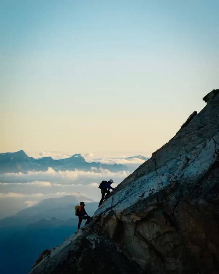 Obergabelhorn ✅

La suite de l’aventure sur cette impressionnante Couronne Impériale.

Aujourd’hui, on a gravi l’Obergabelhorn dans une superbe ambiance. Une belle journée là-haut, avec des conditions qui donnent envie de continuer.

On prend gentiment le rythme, on s’acclimate, on se sent de mieux en mieux, et la suite s’annonce encore bien belle !

@four_matth grimpait avec Armand Salamin, et @julien_christe avec @gal.alexandre : deux belles cordées super efficaces sur cette montagne.

Malgré le temps pris pour faire des images, on avance vite, et c’est précieux pour garder une bonne marge de sécurité.

La Couronne Impériale continue.