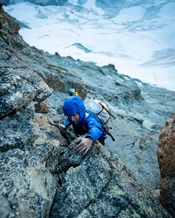 Zinalrothorn — 4’221 m ✅

Quatrième 4’000 de cette traversée de la Couronne Impériale !

Cette fois, l’équipe a réalisé la traversée du Zinalrothorn, en partageant cette belle partie de l’aventure avec @jeremieheitz . Une sacrée chance de parcourir cette montagne à ses côtés.

Cette journée avait aussi une saveur toute particulière pour @julien_christe . Le Zinalrothorn était sa toute première course d’alpinisme. Il avait 13 ans.

Plus de trente ans plus tard, il se retrouvait sur le même itinéraire, une caméra à la main. Forcément, il y avait un peu d’émotion là-haut.

Il reste maintenant le plus gros morceau : le Weisshorn, que l’équipe aimerait gravir par la Schaligrat. Une course réputée longue et engagée, sur l’une des plus belles arêtes de la région.

La Couronne Impériale continue!

Filmé au Nikon ZR et @djiglobal Mavic 4 pro + Osmo 6.
————————
The fourth 4,000-metre peak of this Imperial Crown traverse!

This time, the team completed the traverse of the Zinalrothorn, sharing this beautiful part of the adventure with @jeremieheitz. A real privilege to climb this mountain alongside him.

This day also had a very special meaning for @julien_christe. The Zinalrothorn was his very first mountaineering route. He was 13 years old.

More than thirty years later, he found himself back on the same route, this time with a camera in his hand. Naturally, it was an emotional moment up there.

Now comes the biggest challenge: the Weisshorn, which the team hopes to climb via the Schaligrat. A long and committing route, following one of the most beautiful ridges in the region.

The Imperial Crown adventure continues!

Filmed with the Nikon ZR, @djiglobal Mavic 4 pro and Osmo 6.

#rts #paju #zinalrothorn #bts #laventurecontinue