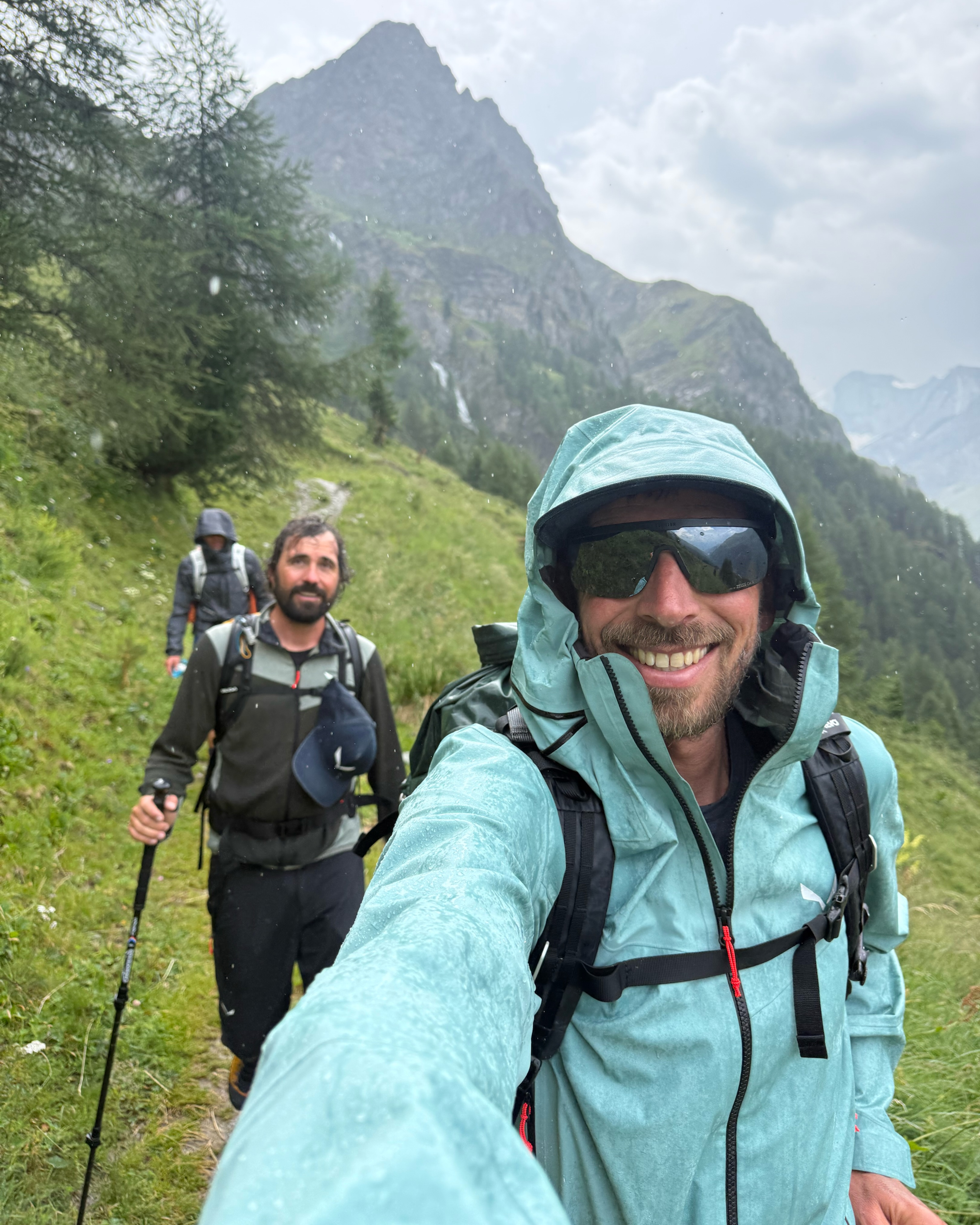 Couronne Impériale — boucle bouclée ✅

Trois semaines de shooting en haute montagne, quelques réveils beaucoup trop matinaux, des sacs bien trop lourds, des courbatures à des endroits dont on ignorait l’existence… et surtout des images absolument incroyables.

Durant cette aventure, nous avons parcouru la Dent Blanche, la Pointe de Zinal, l’Obergabelhorn, le Trifthorn, la Pointe du Mountet, le Zinalrothorn, le Weisshorn et le Bishorn.

Avec Matthieu, on termine avec un bon fond de fatigue et des jambes qui réclament officiellement des vacances. Mais réussir à documenter ces montagnes de cette manière, tenir jusqu’au bout et boucler cette Couronne Impériale, c’est un truc assez fou. On est vraiment heureux et fiers d’avoir atteint cet objectif.

Ces trois semaines donneront naissance à 8 épisodes de 20 minutes, diffusés au printemps 2027 sur la @radiotelevisionsuisse dans Passe-moi les jumelles. Et au vu des images ramenées, on se réjouit déjà énormément de vous montrer tout ça.

Un immense merci à tous les guides et compagnons de montagne qui ont participé à ce projet, devant ou derrière la caméra : Josette Valotton, @imboden_andre , Armand Salamin, @nicoleberthod , @jeremieheitz , @davidwicki , @emilie_wicki , @gal.alexandre — mon irremplaçable compagnon de cordée ❤️ — @anthony.guex et @jeromehench 

Gros big up également à l’homme de l’ombre : @quentin_moreillon . Celui qui a transporté, à dos d’homme, des sacs de cabane en cabane avec une motivation sans faille et toujours avec le sourire. Probablement le coursier à vélo le polyvalent et le plus motivé que l’on ait croisé. Quentin, pour le stage chez 5 Elements, c’est quand tu veux… 😉

Et bien sûr, merci à @four_matth , avec qui on commence à accumuler un nombre assez impressionnant de conneries incroyables filmées pour PAJU. Trois semaines intenses, exigeantes, parfois bien rudes, mais toujours avec l’envie d’aller chercher les plus belles images possible. Je me réjouis déjà de la prochaine aventure ensemble.

Merci à toutes et à tous. Ce fut une expérience exceptionnelle.

La Couronne Impériale est bouclée… et la barre est désormais assez haute pour le prochain projet. 😉