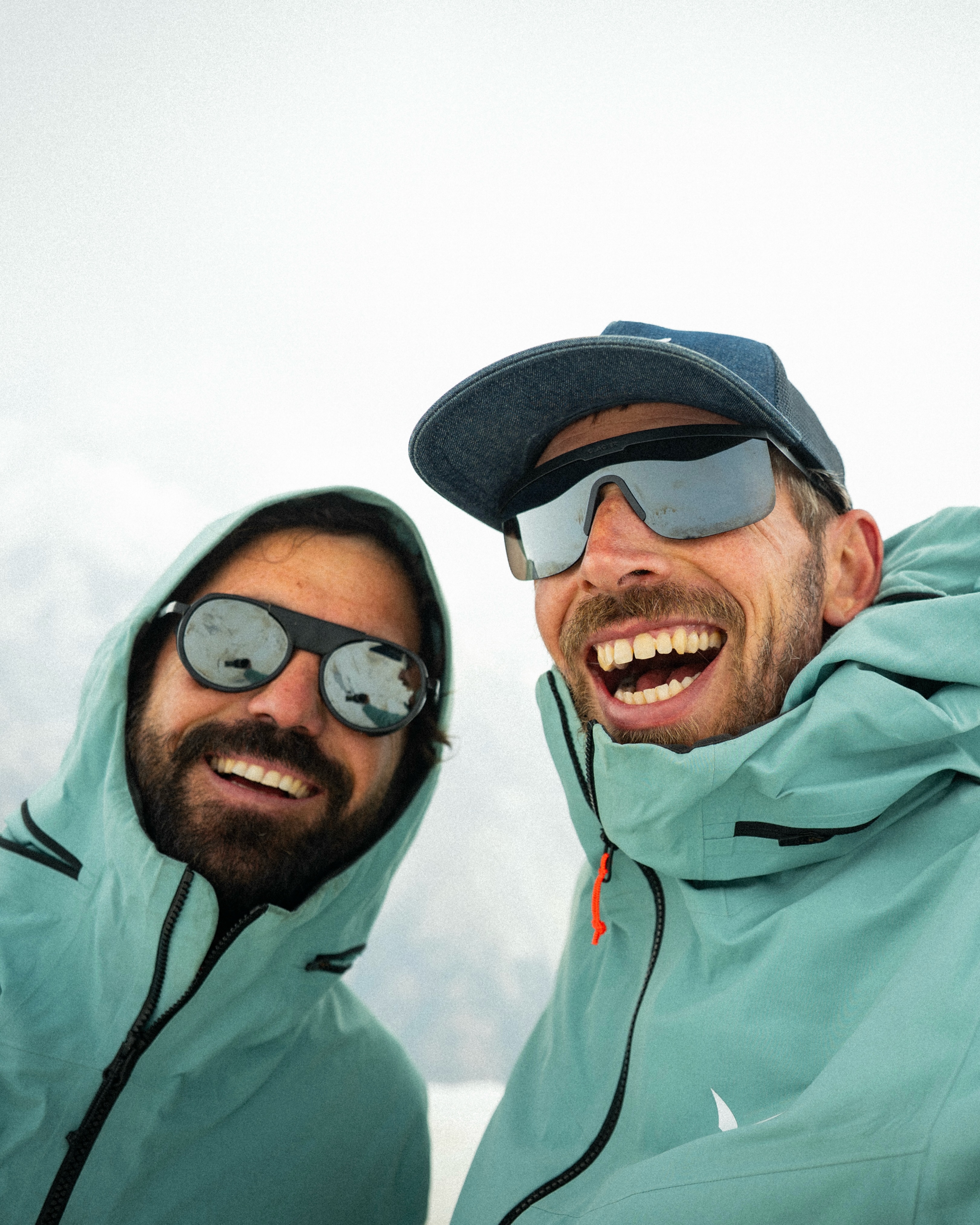 On l’a fait !!! Weisshorn — 4’506 m ✅

Départ de la cabane d’Arpitettaz à 1 h du matin, avec beaucoup d’enthousiasme… et clairement pas assez d’heures de sommeil.

Au programme : gravir le Weisshorn par la Schaligrat, redescendre sa majestueuse arête nord, continuer jusqu’au Bishorn, puis terminer cette immense journée à la cabane de Tracuit. 15h de course et environ 2’000 mètres de dénivelé positif, une course majeure, longue, exigeante et absolument magnifique! 

C’était notre dernière étape et les deux derniers sommets de cette traversée de la Couronne Impériale. Quelle manière de terminer ces trois semaines d’aventure et de tournage !

Merci à toi, Matthieu, d’avoir mis sur pied ce projet complètement fou et surtout de m’avoir fait confiance pour t’accompagner et le filmer! 

On en aura bien bavé, mais qu’est-ce que c’était classe !

Les fous rires, les röstis, les innombrables réveils beaucoup trop matinaux, les km d’arêtes, les sommets… sans oublier les pizzas livrées à l’Arbenbiwak🤪🍕

Une aventure qu’on n’est pas près d’oublier.

On remet ça quand tu veux!

#mountainshooting #paju #rts #couronneimperiale #valdanivier