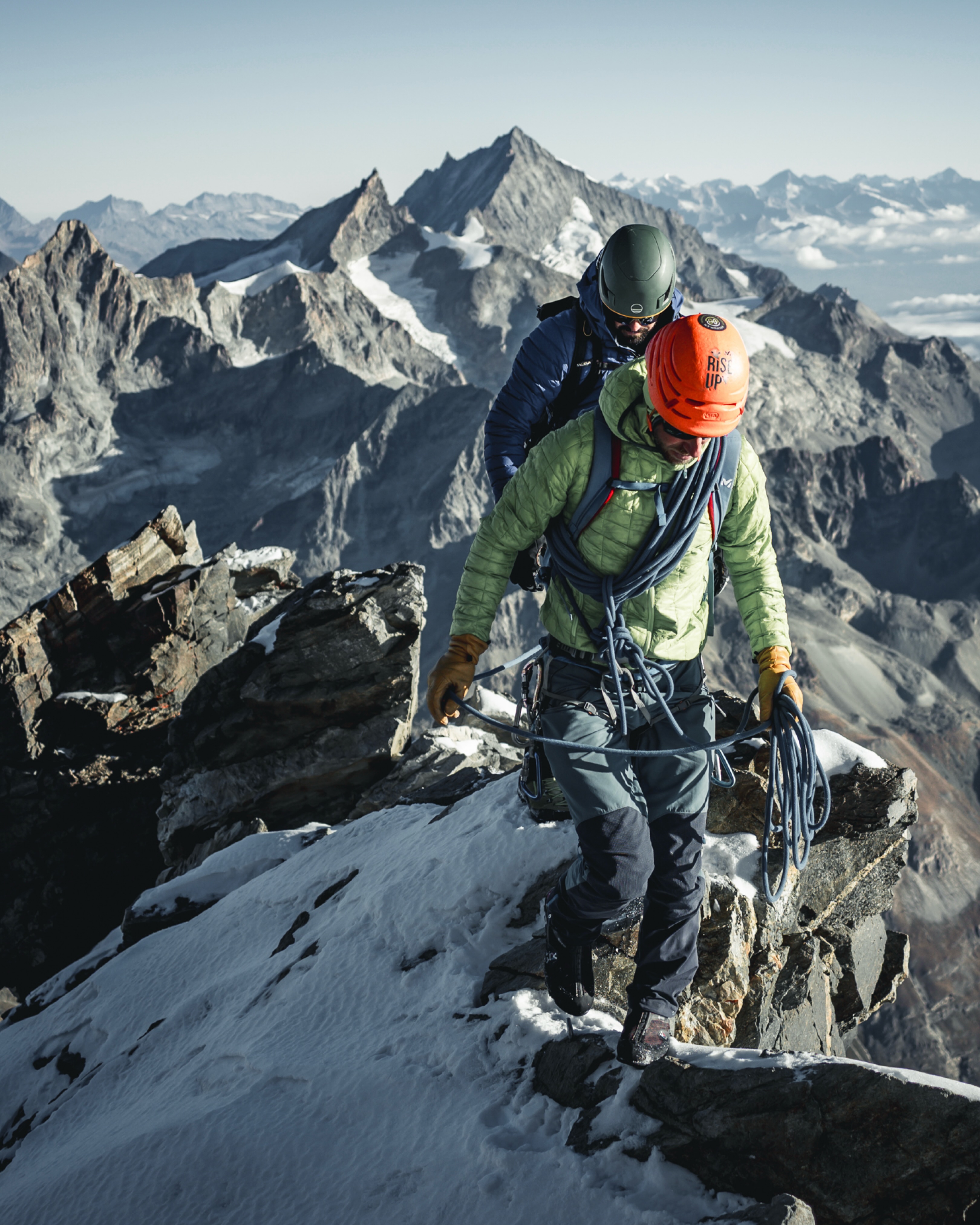Quelle belle manière de terminer la saison PAJU 🏔️🎥

En début de semaine, on est partis pour l’ascension de la voie normale du Cervin avec @four_matth , pour clôturer la dernière présentation PAJU de l’année, accompagnés de @jeromehench et @gal.alexandre du bureau @helyumguides.ch 

Difficile d’imaginer plus belle façon de conclure cette saison que de gravir un sommet aussi emblématique qu’impressionnant, et surtout de partager cette aventure avec des amis de longue date.

De mon côté, j’étais derrière la caméra, avec Jérôme qui assurait ma sécurité pour me permettre de me concentrer pleinement sur le tournage. Tout s’est parfaitement déroulé et les images ramenées de là-haut sont assez bestiales !

Cette dernière émission sera aussi l’occasion d’annoncer la suite avec la série PAJU tournée cet été autour de la Couronne Impériale. Le montage est maintenant entre les mains de la RTS et on se réjouit de découvrir le résultat:)

Un immense merci à toute l’équipe pour la confiance et pour cette magnifique aventure 🙏

#PAJU #RTS #Cervin #Matterhorn #mountainfilmmaking